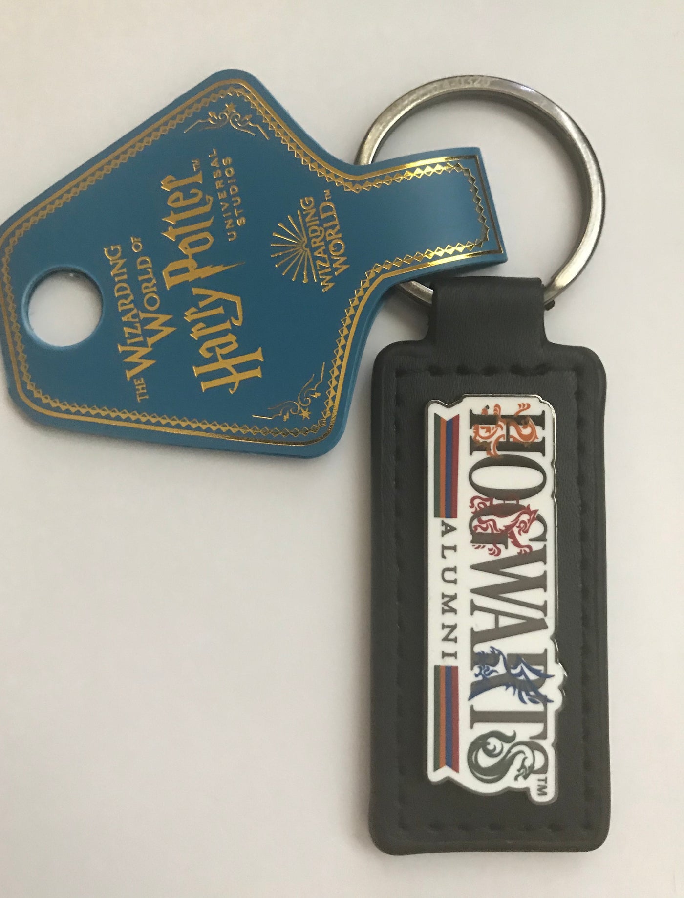 Universal Studios Harry Potter Hogwarts Alumni Keychain New with Card