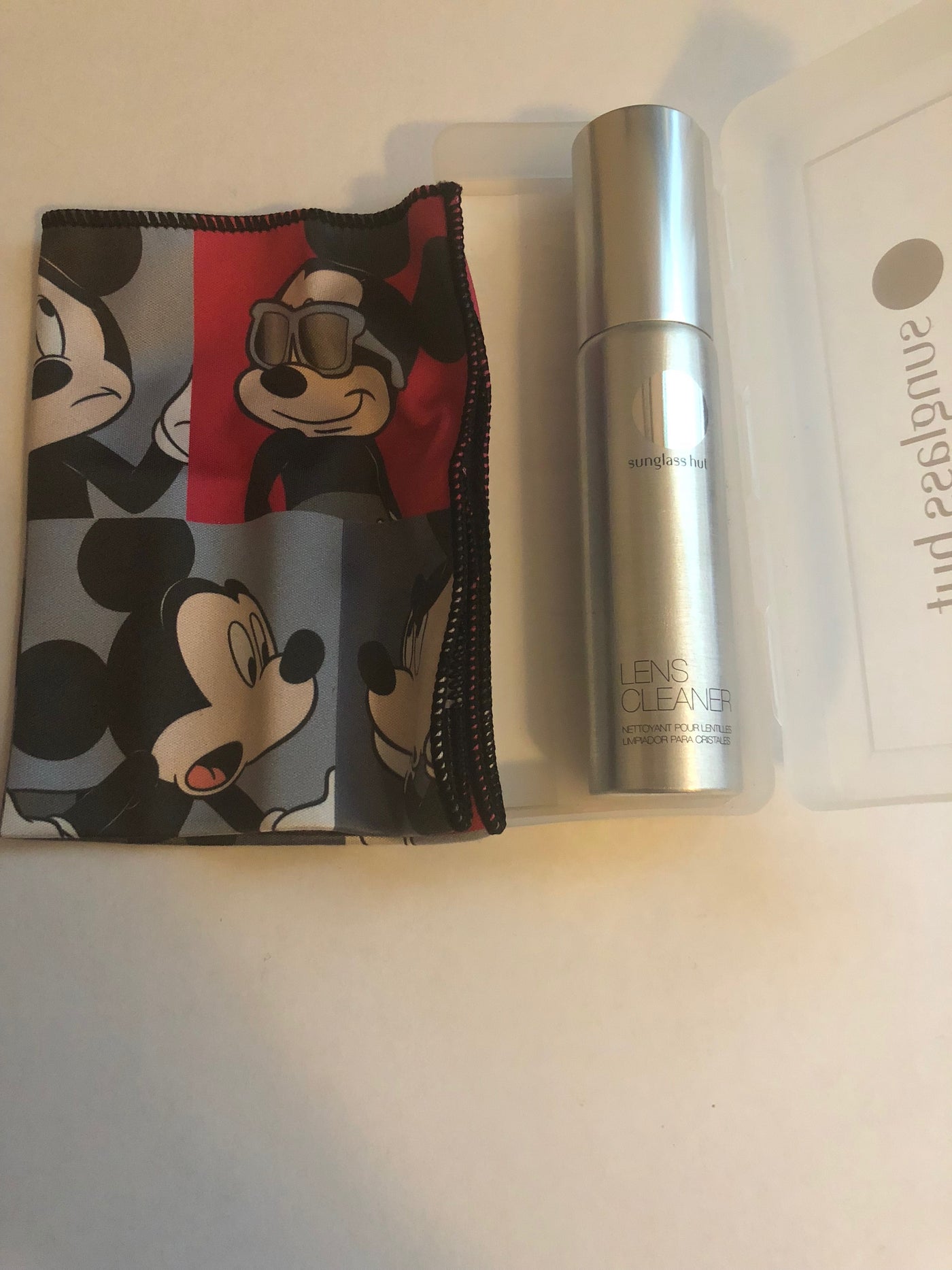Disney 2018 Mickey Sunglass Hut Limited Cleaning Cloth Kit New with Case