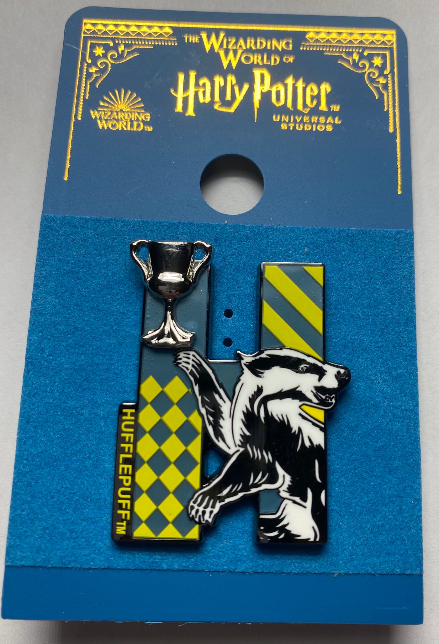Universal Studios Hufflepuff Badger Triwizard Cup Letter H Pin New with Card