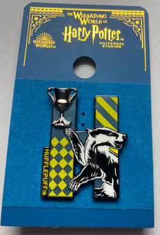 Universal Studios Hufflepuff Badger Triwizard Cup Letter H Pin New with Card