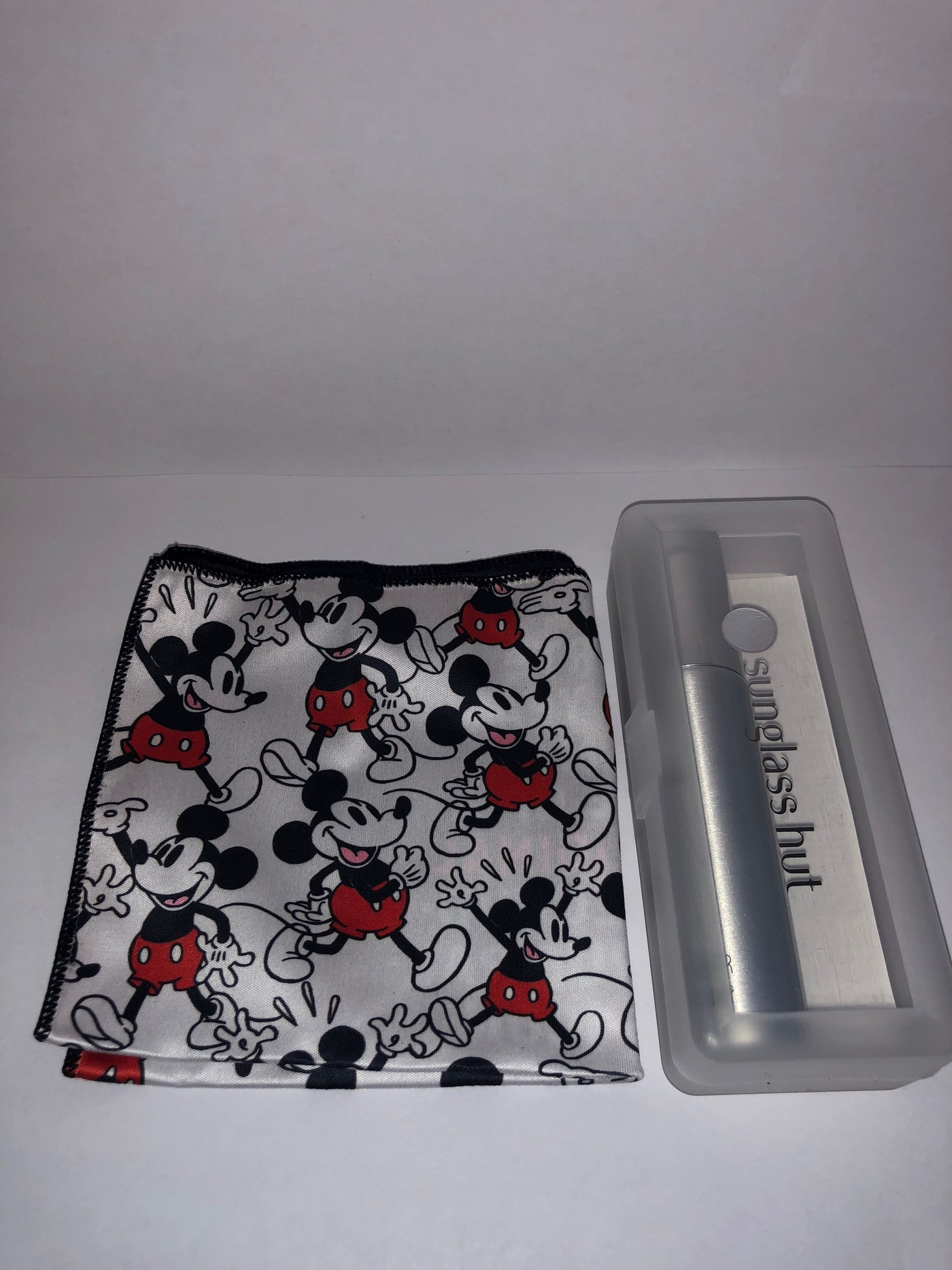 Disney 2018 Mickey 90th Sunglass Hut Limited Cleaning Cloth Kit New with Case