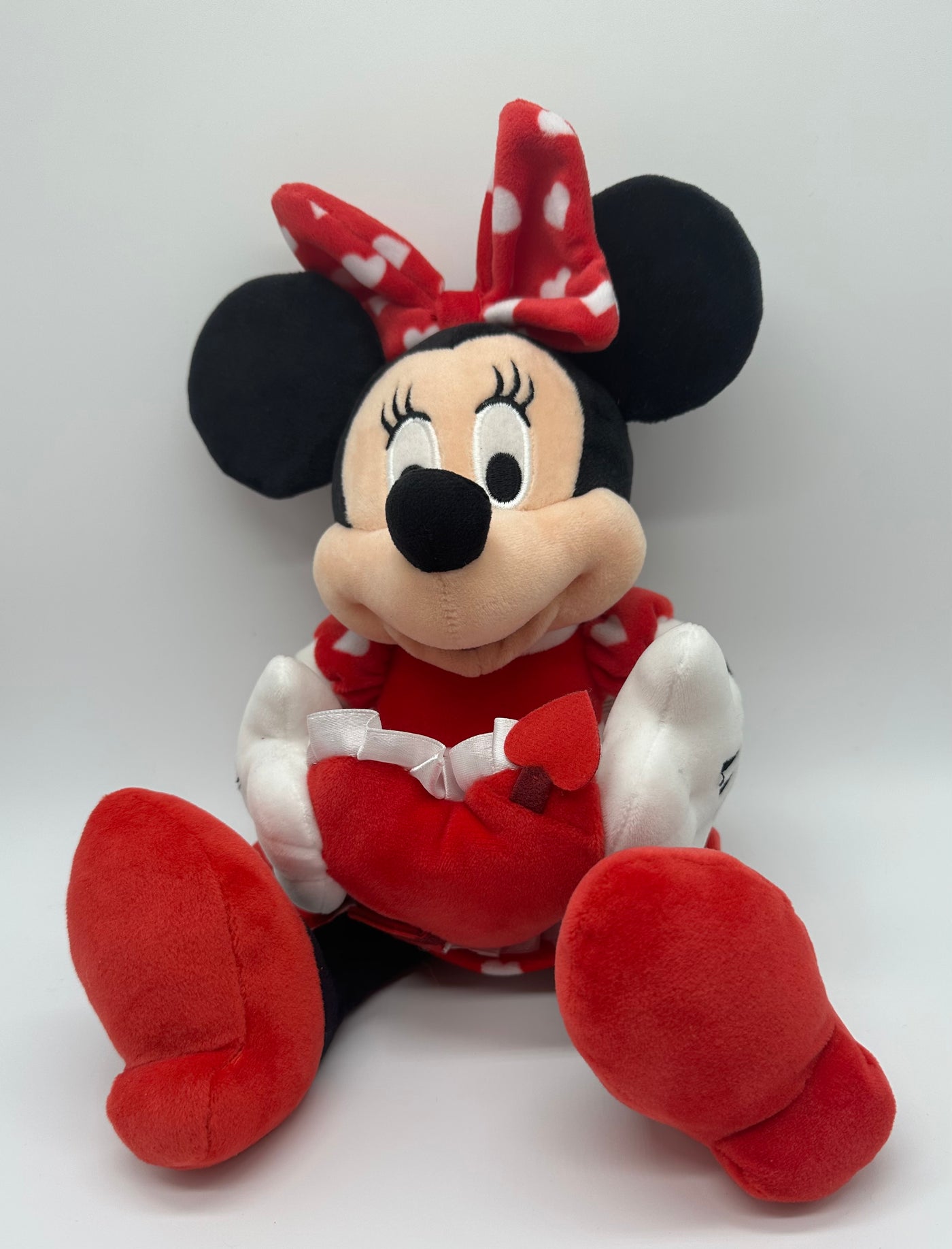 Disney Collection Valentine's Day Minnie with Heart Plush New with Tag
