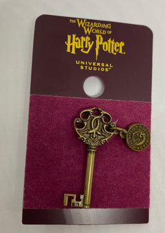 Universal Studios Harry Potter The Bank of Gringotts Key Pin New with Card