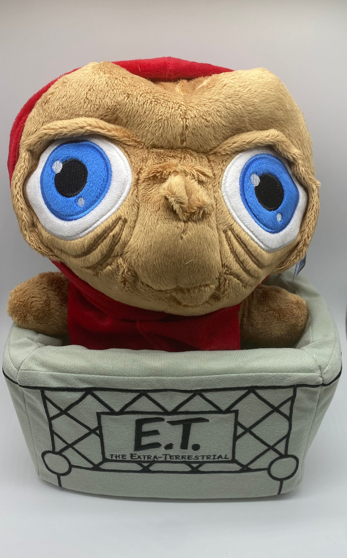 Universal Studios E.T. Extra Terrestrial in Basket Plush New with Tags