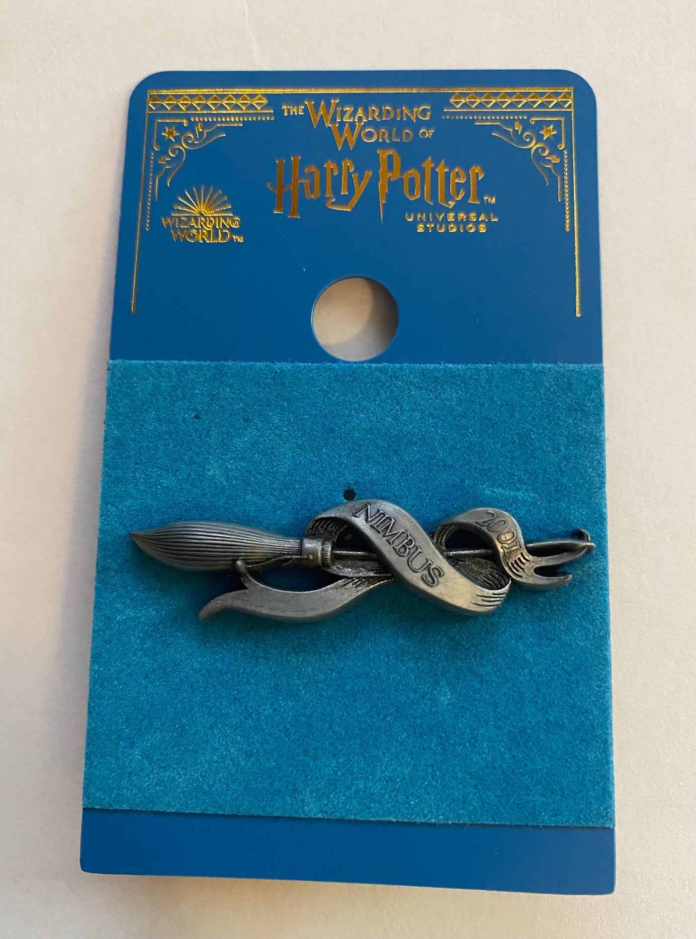 Universal Studios Harry Potter Ninmbus 2001 Broom Quidditch Pin New with Card